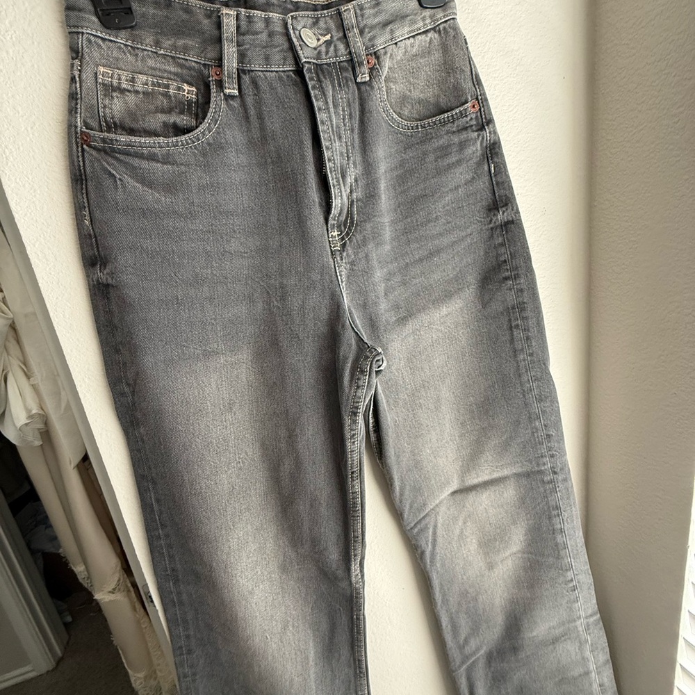 Zara High waisted Relaxed Gray Washed Jeans - Picture 3 of 5